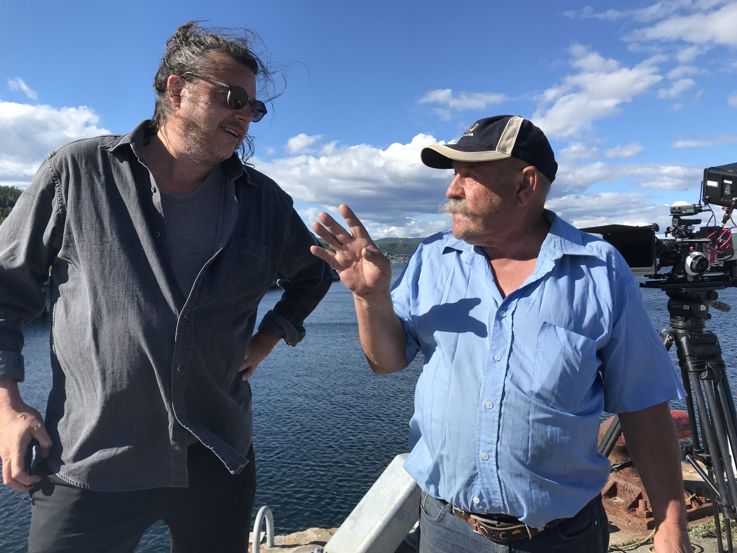 Sur le quai de Baie-Comeau, Alain Lefort écoute les histoires de pêcheur du marin Marc Bérubé alors que ses maquereaux suffoquent dans un seau rouge.